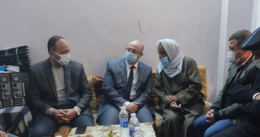 محافظ بنى سويف يؤدى واجب العزاء فى وفاة شهيد الواجب 