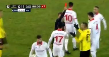 حكم فى الدورى التركى يطرد لاعب بالخطأ قبل ثوانى من انتهاء المباراة.. فيديو