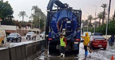 القابضة للمياه تتابع عمليات سحب تجمعات مياه الأمطار بالجيزة