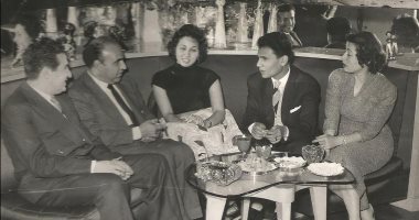 شاهد إحسان عبد القدوس يحتفل مع حليم ولبنى وزهرة العلا بنجاح فيلم الوسادة الخالية