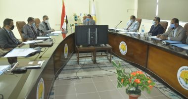 رئيس جامعة الوادى الجديد يترأس اجتماع مجلس شئون الطلاب والتعليم بالجامعة.. صور 