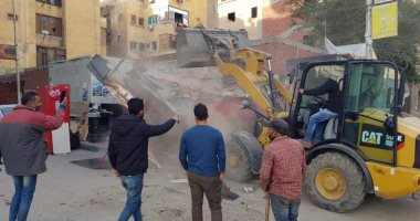 رفع وإزالة إشغالات المخالفين بحى السويس.. صور
