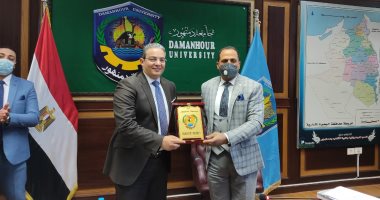 جامعة دمنهور تكرم نقيب الإعلاميين لدوره في ضبط المشهد الإعلامى