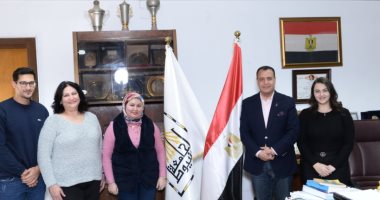 نائب رئيس جامعة أسيوط يستقبل الفائزة بالمركز الثانى ببطولة الشطرنج 