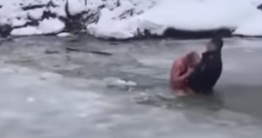 شرطى روسى ينقذ رجلا من الغرق تحت بركة مياه متجمدة بمدينة كراسنودار.. فيديو