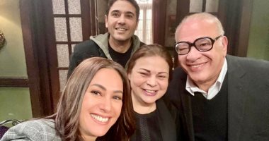 صلاح عبد الله مع أحمد عز وهند صبرى وماجدة زكى فى كواليس مسلسل "هجمة مرتدة"
