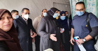 وكيل صحة كفر الشيخ تطمئن على المصابين فى حريق شقة سكنية 