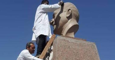 استكمال أعمال صيانة تماثيل الميادين فى شوارع أسوان