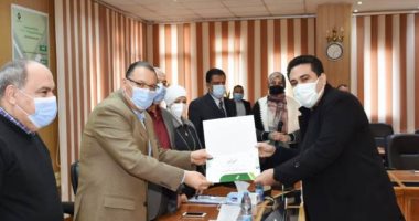 محافظ الشرقية يكرم الفريق المشارك فى ورشة عمل "فريق العمل الفعال"