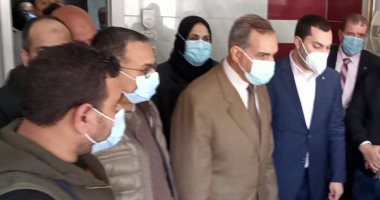 محافظ كفر الشيخ يطمئن على حالة المصابين بحريق أحد الأبراج السكنية.. صور