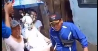  شاهد كيف احتفل عروسان إندونيسيان بزفافهما رغم الفيضان.. فيديو