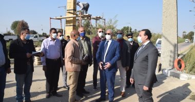 محافظ الأقصر يتفقد رصف الطرق والمشروعات بالقرى ورفع المخلفات بالقرنة.. صور