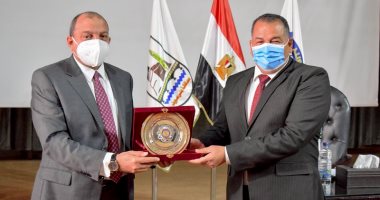 مجلس جامعة بنى سويف يكرم عميد كلية الآداب السابق