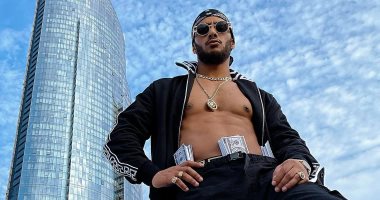 محمد رمضان يروج لأغنيته الجديدة Versace baby