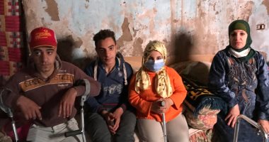 أم و3 ملائكة من ذوى الاحتياجات الخاصة يعيشون وسط الزراعات بعد انهيار سقف المنزل