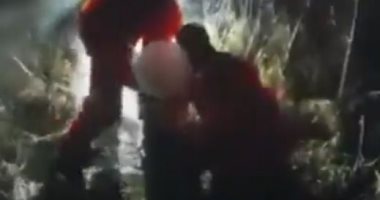 شرطي أمريكى ينقذ طفل عالقا فى مستنقع متجمد بولاية نيوجيرسى.. فيديو