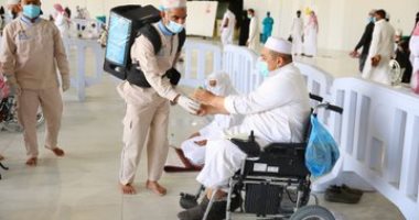 توزيع 27 ألف عبوة زمزم على زوار المسجد الحرام استعدادا لصلاة الجمعة غدا.. صور