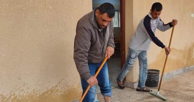 معلمون بشمال سيناء ينظفون ويعقمون المدارس استعدادا لعودة الدراسة.. صور
