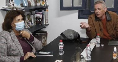 محمود حميدة فى كواليس اجتماع اللجنة العليا لمهرجان الأقصر السينمائى.. صور