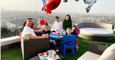 رونالدو مع جورجينا رودريجيز وابنائه في صورة عائلية جديدة: لحظات ثمينة