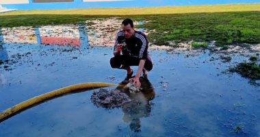 مدير مدرسة يقوم بتنظيف آثار الأمطار وتعقيم الفصول استعدادا للامتحانات