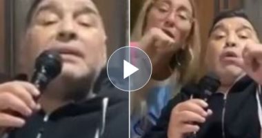 شاهد مارادونا يغنى "كاريوكى" مع أصدقائه أثناء فترة عزل كورونا قبل وفاته