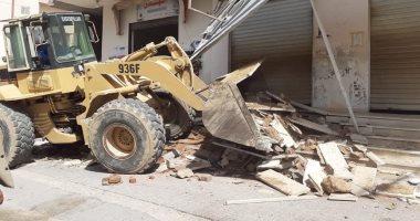 حملة لإزالة التعديات على حرم الطريق بحى جنوب الغردقة