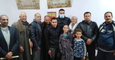 نادر مصطفى نائب تنسيقية شباب الأحزاب وسط أهالى دائرته للتعرف على مشاكلهم