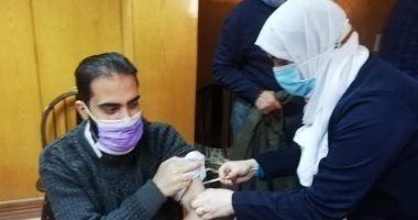 صحة الغربية تواصل تطعيم الأطقم الطبية بلقاح كورونا.. صور