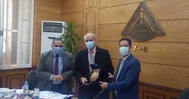 مجلس جامعة بنها يكرم عميدي كليتي التجارة والزراعة...صور