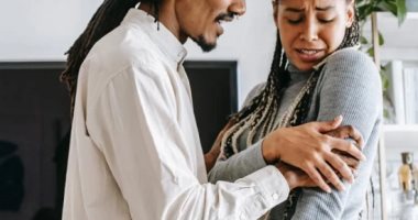 4 علامات في شريك حياتك هتقولك إنه بيحب السيطرة.. بيغير عليك ويحسسك بالذنب