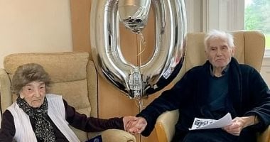 كورونا السبب.. بريطانيان يلتقيان لأول مرة منذ 5 أشهر في عيد زوجهما الـ70.. صور