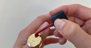 تصميم خاتم بباليتة مكياج.. حل مبتكر لمشكلة بقايا الميكب والمانيكير على الكف