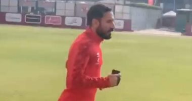 معلول يؤدى تدريبات الجرى بالتتش ضمن برنامج التعافى من الخلفية.. فيديو