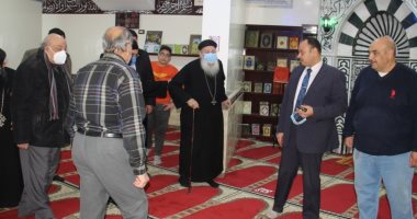 وفد كنسي يقدم الورود للمسلمين في افتتاح مسجد بالمحلة.. صور