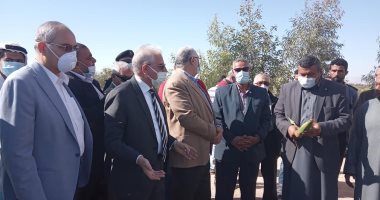 وزير الزراعة ومحافظ جنوب سيناء يتفقدان مزارع الإنتاج الزراعى بمدينة الطور