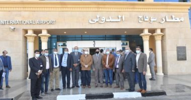 وزير الطيران يسلم مطار سوهاج الدولى شهادة الاعتماد الصحى للسفر الأمن