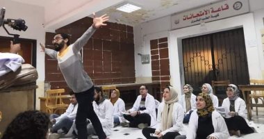 طلاب الدفعة 20 بطب بنى سويف يحتفلون بتخرجهم بإنتاج فيديو كليب من تأليفهم.. صور