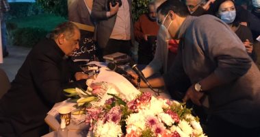 يوسف زيدان يطلق روايته "حاكم" والقراء يقبلون على توقيع الرواية.. صور
