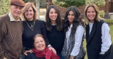 هنا شيحة تحتفل بعيد زواج والديها على طريقتها الخاصة.. صور