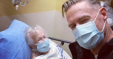 براين آدمز يحتفل بخروج والدته من المستشفى بصورة فى مراهقتها منذ 76 عامًا
