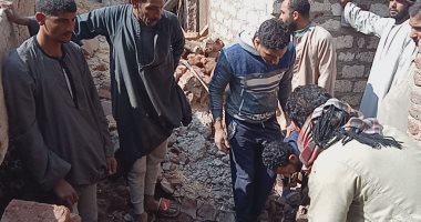 تفاصيل انهيار منزل مكون من طابقين بأسيوط دون خسائر بشرية.. فيديو لايف