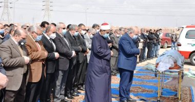 محافظ الشرقية ورئيس جامعة الزقازيق يشيعون جنازة رئيس الجامعة السابق.. فيديو وصور