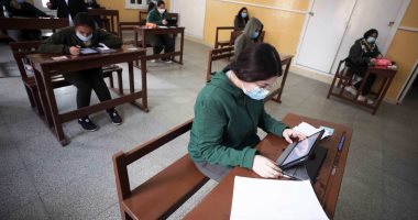 586 ألف طالب بالصف الثانى الثانوى أدوا اختبار الفيزياء والتاريخ إلكترونيا