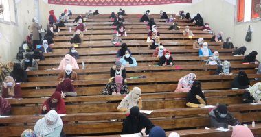 تعقيم قاعات الامتحانات بجامعة القاهرة للوقاية من كورونا.. فيديو