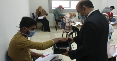 توزيع شيكولاتة في أول أيام امتحانات الترم الأول بفرع جامعة بنها بالعبور.. صور