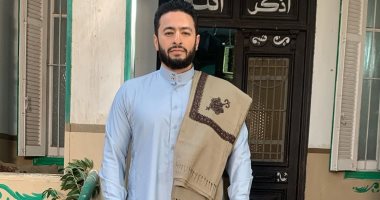 حمادة هلال بـ"دقن طويلة وجلابية وشال كشمير" فى صورة من كواليس مسلسل المداح