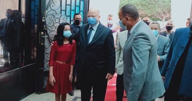 محافظ القاهرة يشيد بدور العاملين بالنظافة: "جزء رئيسى فى أى تطوير".. صور