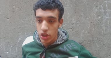 لما ربنا ينور بصيرتك.. شاب من ذوى الهمم يحفظ كتاب الله بالحرف وأرقام الصفحات
