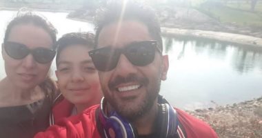 أحمد فلوكس في صور عائلية بصحبة ابنه وزوجته ويوجه رسالة إلى جمهوره